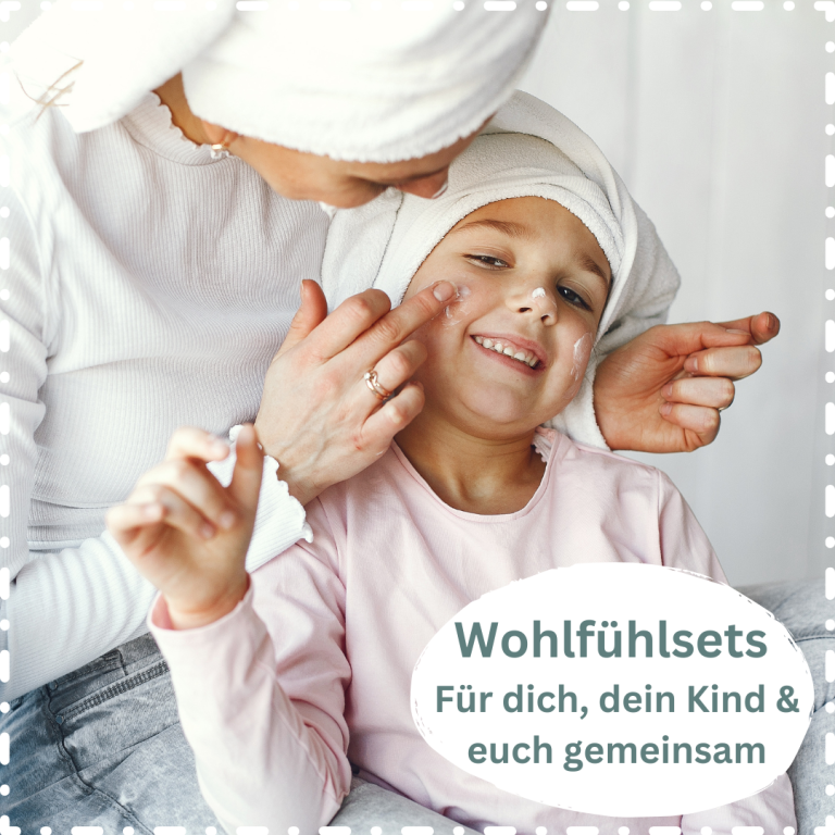 Wohlfühlmomente für Mama und Kind Ein Kind erhält eine Gesichtsbehandlung von seiner Mama, beide tragen Handtücher.